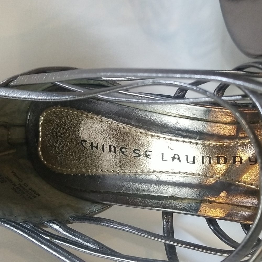 3/$25 Chinese Laundry Size 8.5 Silver Pumps - Picture 6 of 7